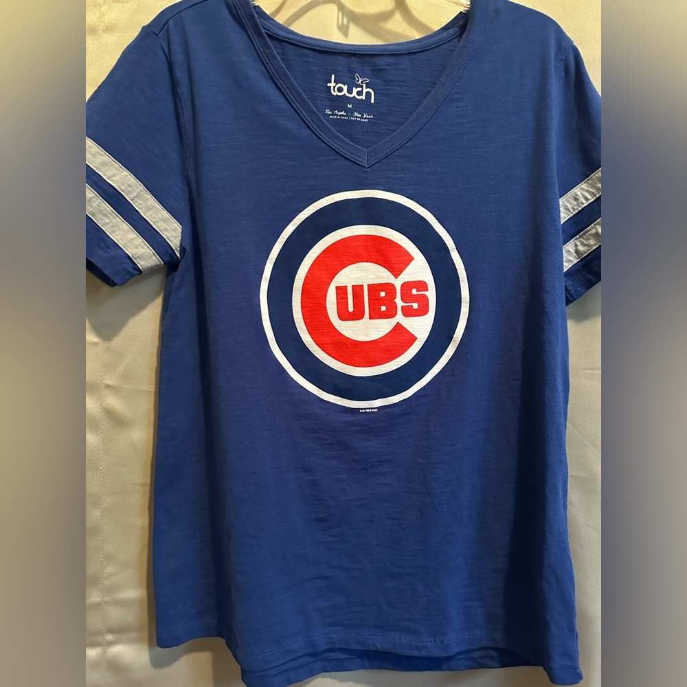 MLB Chicago Cubs v-neck women’s t-shirt. Size Medium. Great look with two-tone.